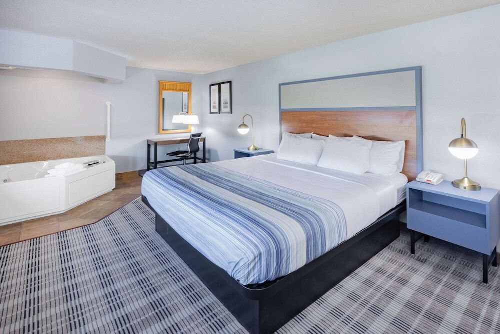 Suite, 1 King Bed, Non Smoking (One-Bedroom Suite)