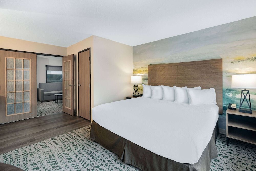 Deluxe Suite, 1 King Bed, Non Smoking (Second Floor, One Bedroom)