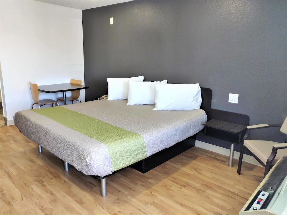 Deluxe Room, 1 King Bed, Non Smoking, Kitchenette