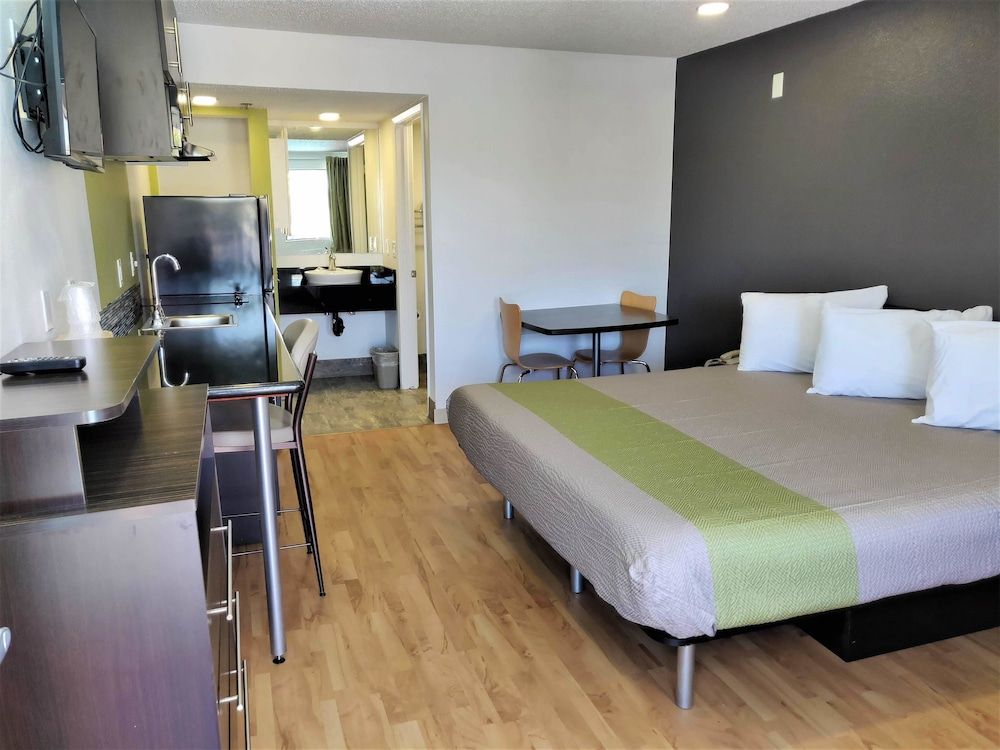 Deluxe Suite, 1 King Bed, Non Smoking, Kitchenette