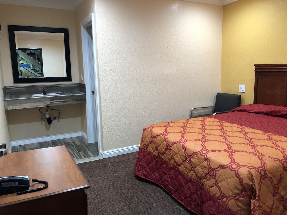 1 Queen Bed -  Non-Smoking