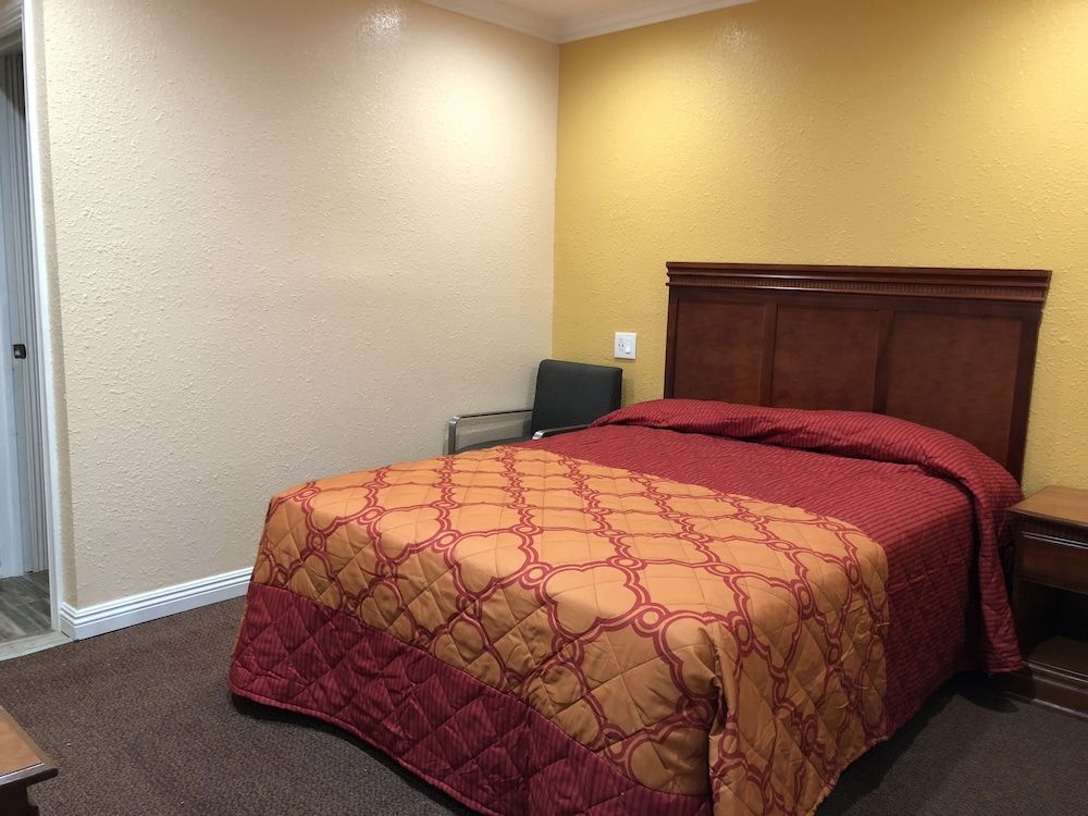 1 Queen Bed - Smoking