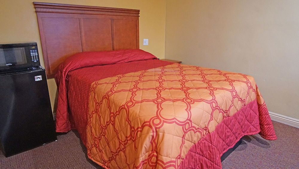 1 Queen Bed -  Non-Smoking