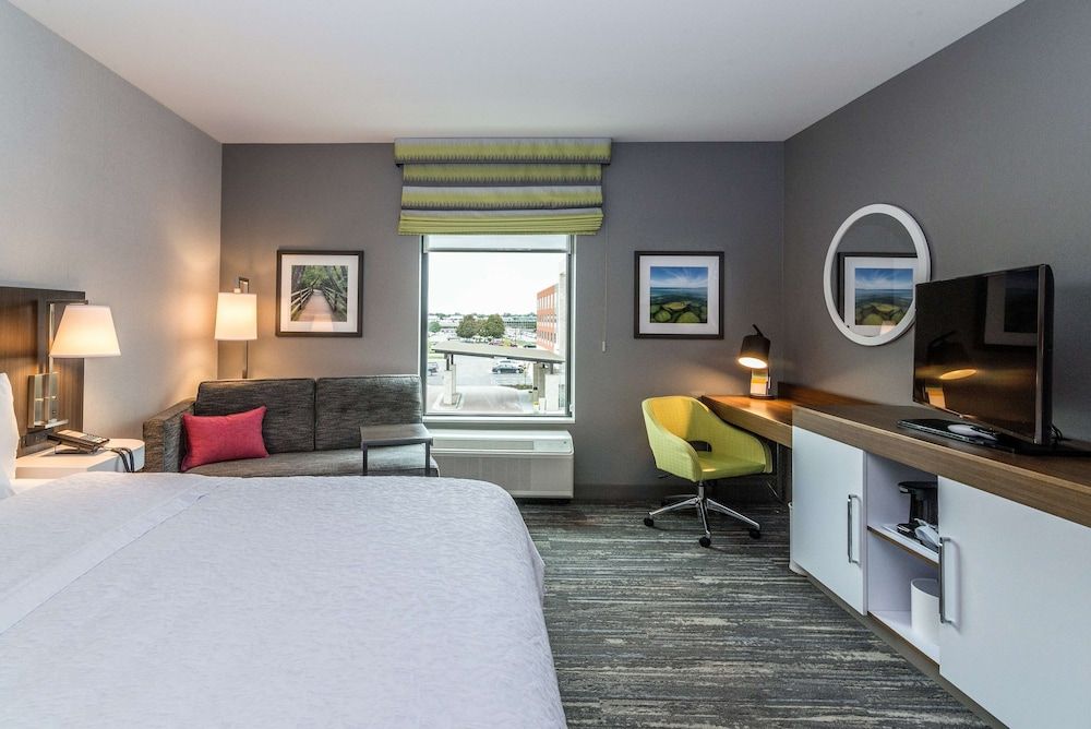 Room, 1 King Bed, Refrigerator & Microwave
