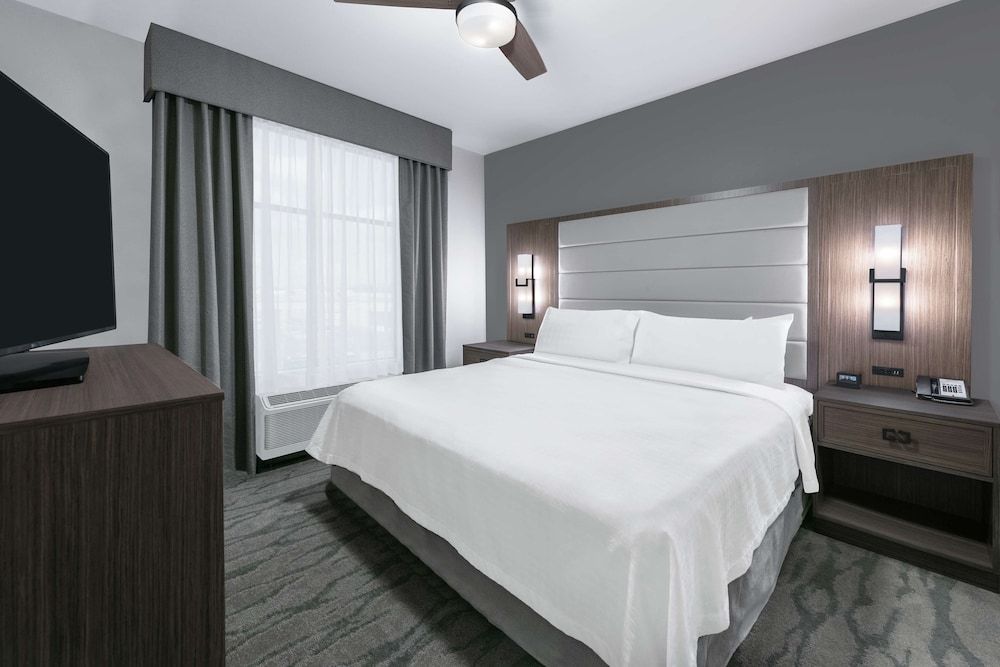 Suite, 1 King Bed, Accessible, Bathtub