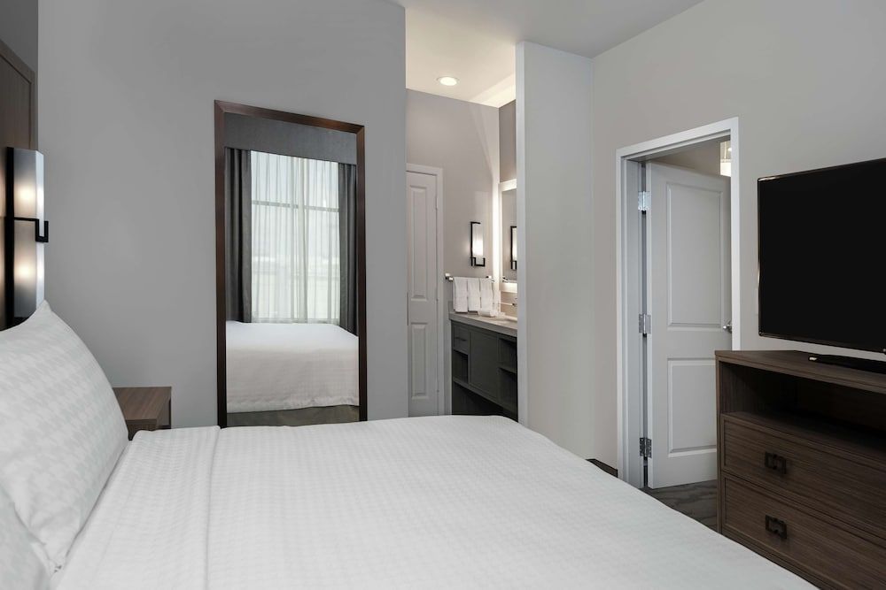 Suite, 1 King Bed, Accessible, Bathtub