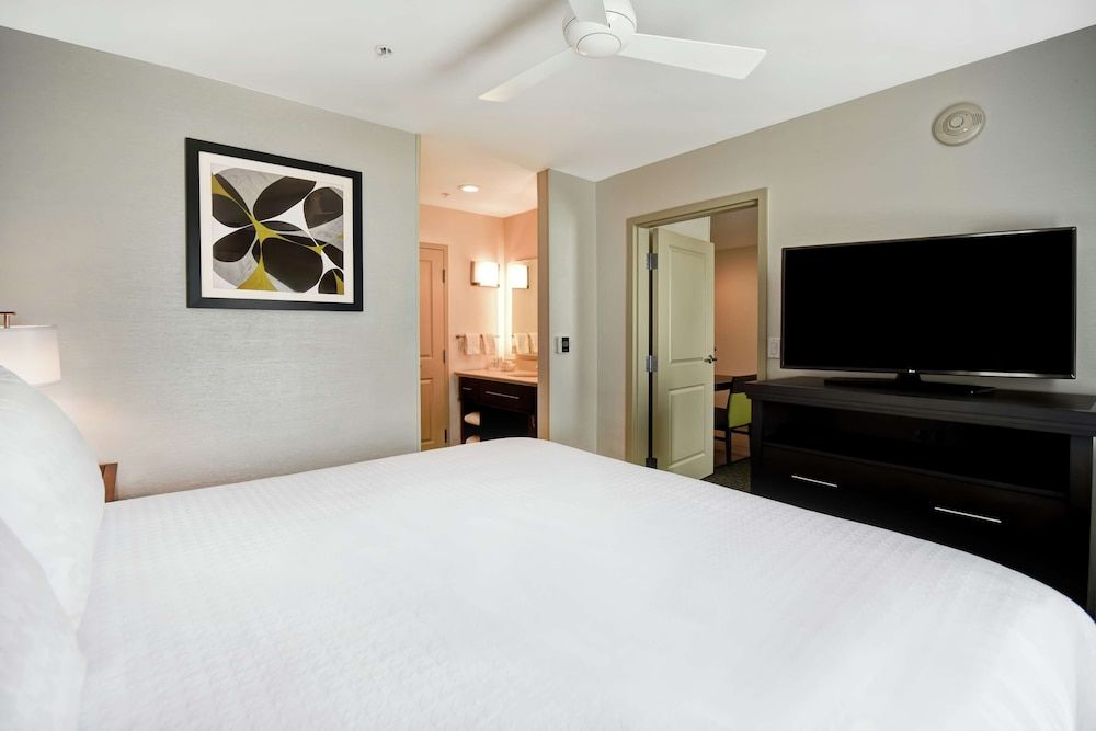 Suite, 1 King Bed, Accessible, Bathtub