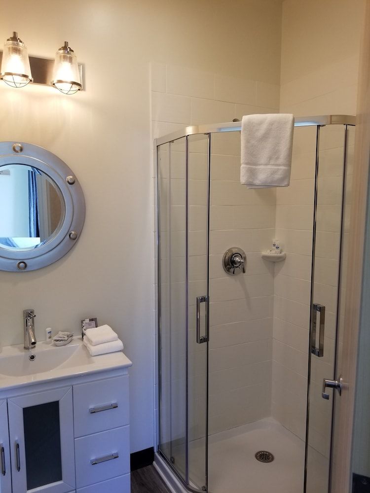 The Inn on Mount Desert Economy Room, 1 King Bed 3