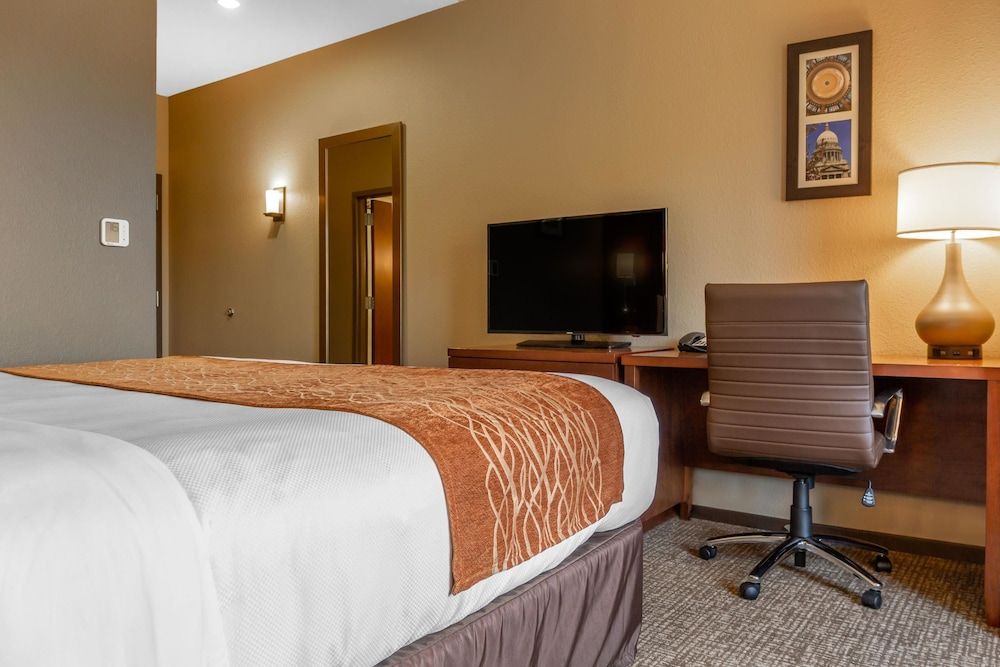 Suite, 1 King Bed, Accessible, Non Smoking