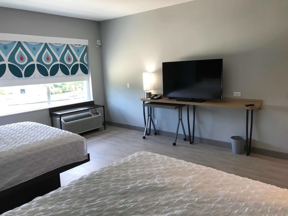 Room, 2 Queen Beds, Accessible, Bathtub
