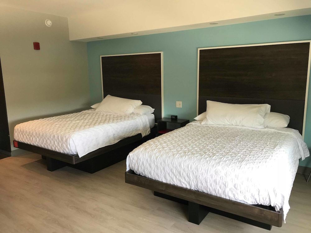 Room, 2 Queen Beds, Accessible, Bathtub