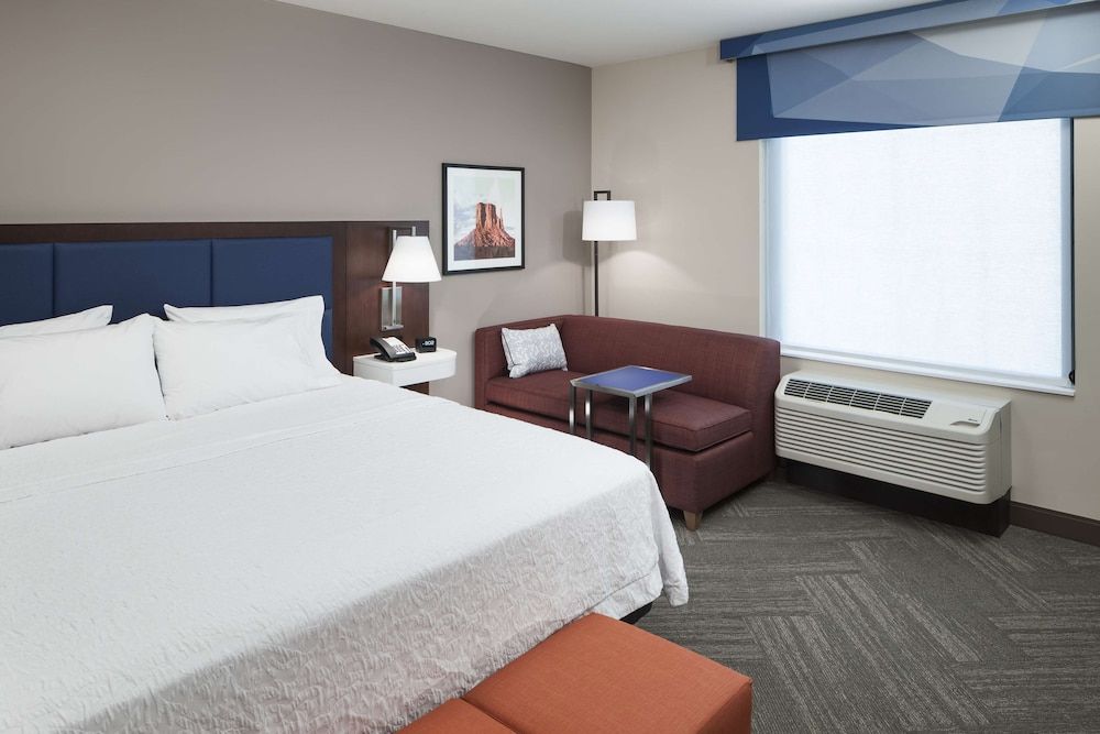 Hampton Inn & Suites Phoenix Downtown Room, 1 King Bed, Non Smoking 2