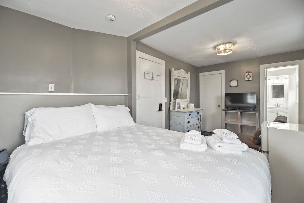 Standard Double Room, Ensuite (Tamarind Room)
