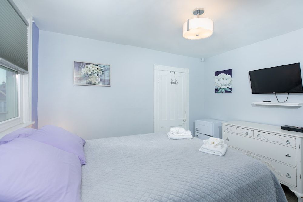Standard Double Room, Ensuite (Sweet Violets Room)