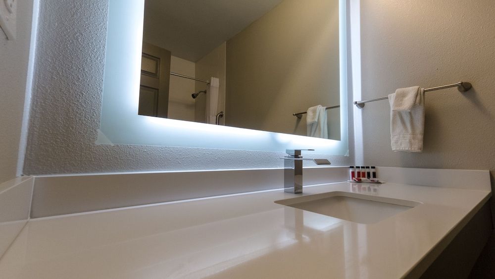 Super 8 by Wyndham Santa Cruz Beach Deluxe Room, 1 King Bed 14