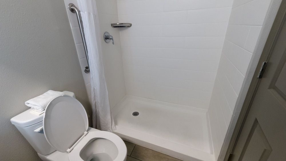 Super 8 by Wyndham Santa Cruz Beach Deluxe Room, 1 King Bed 12