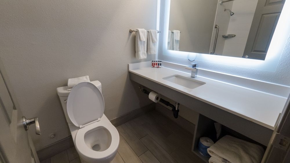 Super 8 by Wyndham Santa Cruz Beach Deluxe Room, 1 King Bed 13