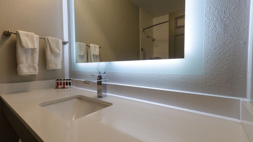 Super 8 by Wyndham Santa Cruz Beach Deluxe Room, 1 King Bed 10