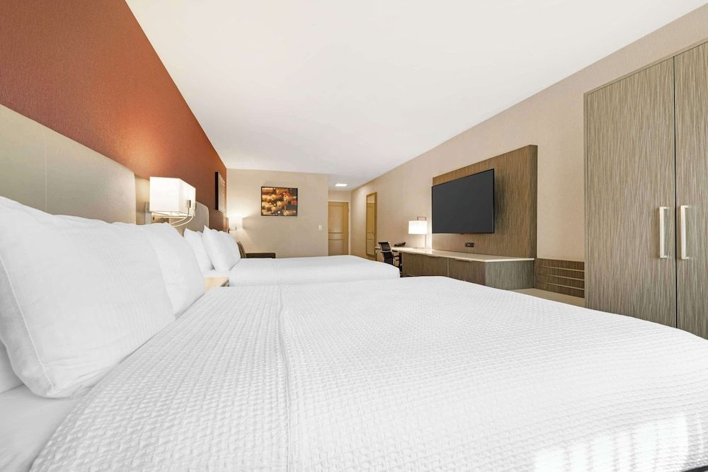 Best Western Plus Temecula Wine Country Hotel &Suites Standard Room, 2 Queen Beds, Non Smoking, Refrigerator & Microwave 4