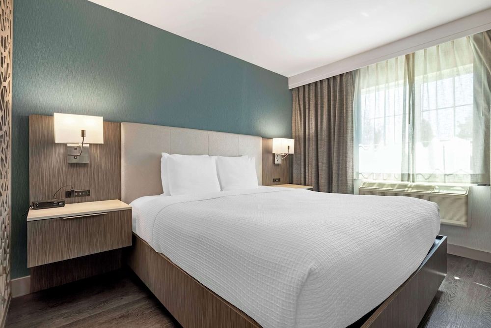 Best Western Plus Temecula Wine Country Hotel &Suites Suite, 1 King Bed, Non Smoking, Refrigerator & Microwave 3