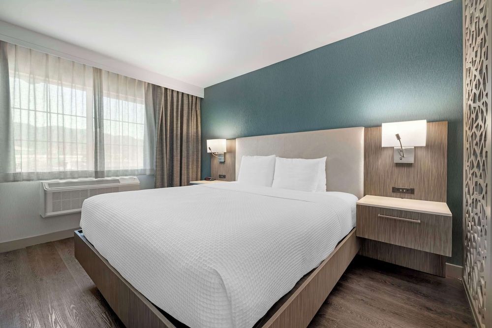 Best Western Plus Temecula Wine Country Hotel &Suites Suite, 1 King Bed, Accessible, Non Smoking (Walk-in Shower;with Sofabed) 3