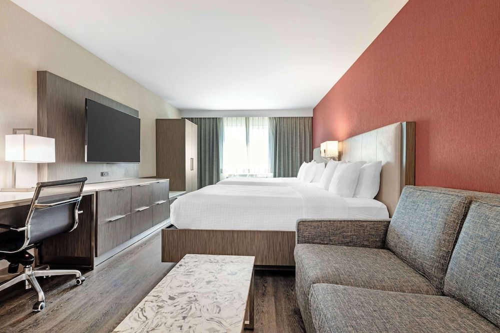 Best Western Plus Temecula Wine Country Hotel &Suites Standard Room, 2 Queen Beds, Non Smoking, Refrigerator & Microwave 3