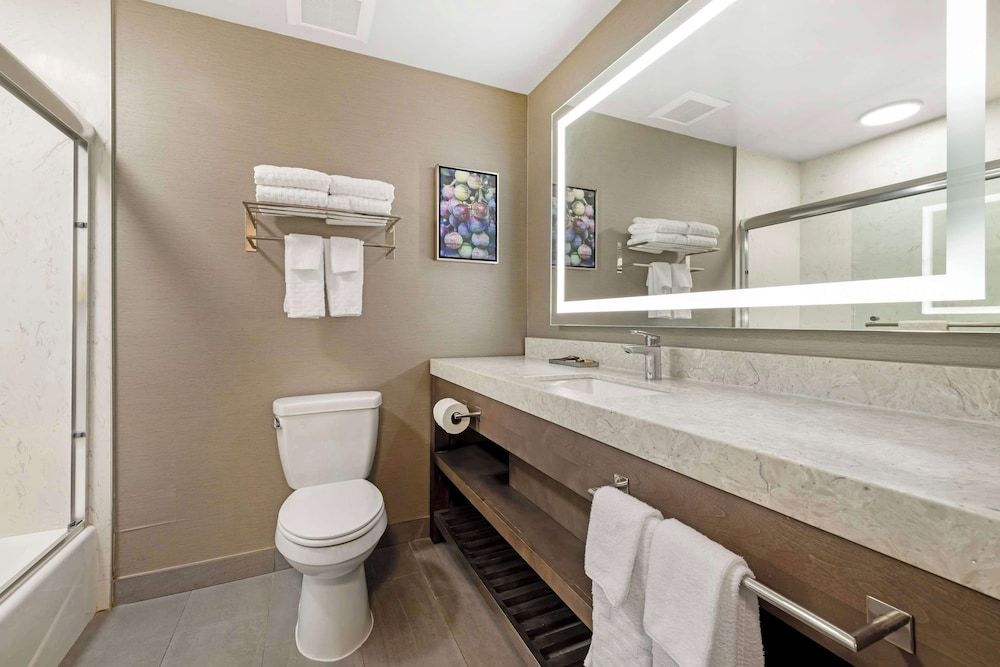 Best Western Plus Temecula Wine Country Hotel &Suites Standard Room, 2 Queen Beds, Non Smoking, Refrigerator & Microwave 5