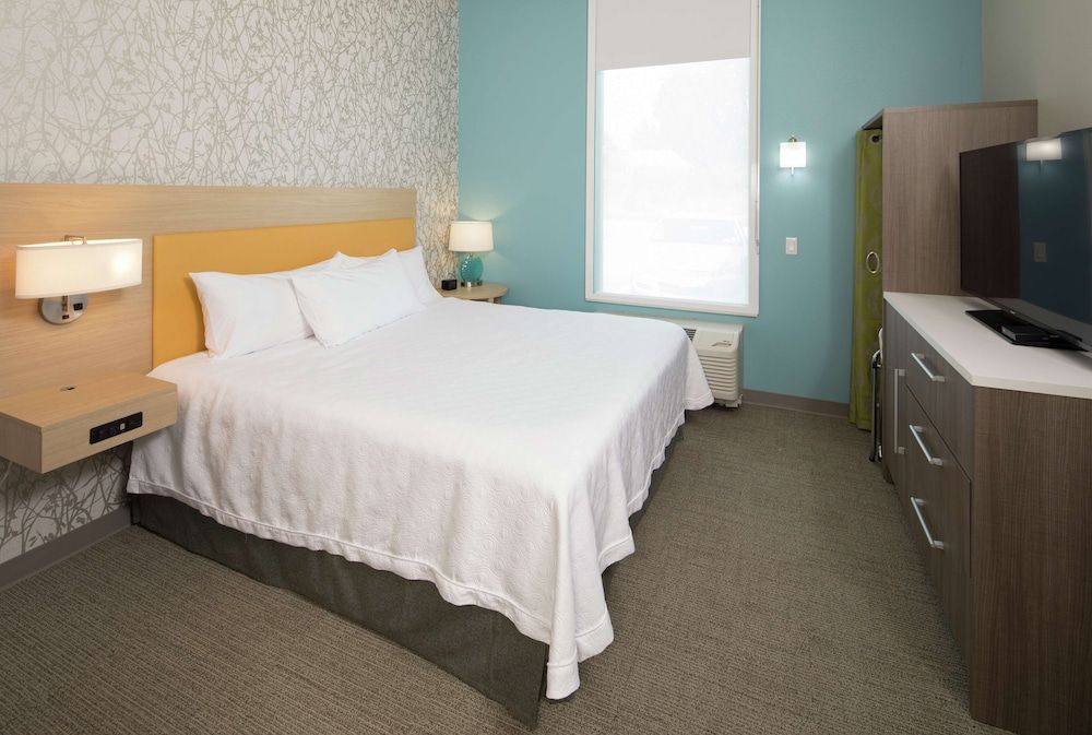 Suite, 1 King Bed, Accessible (Roll-In Shower)
