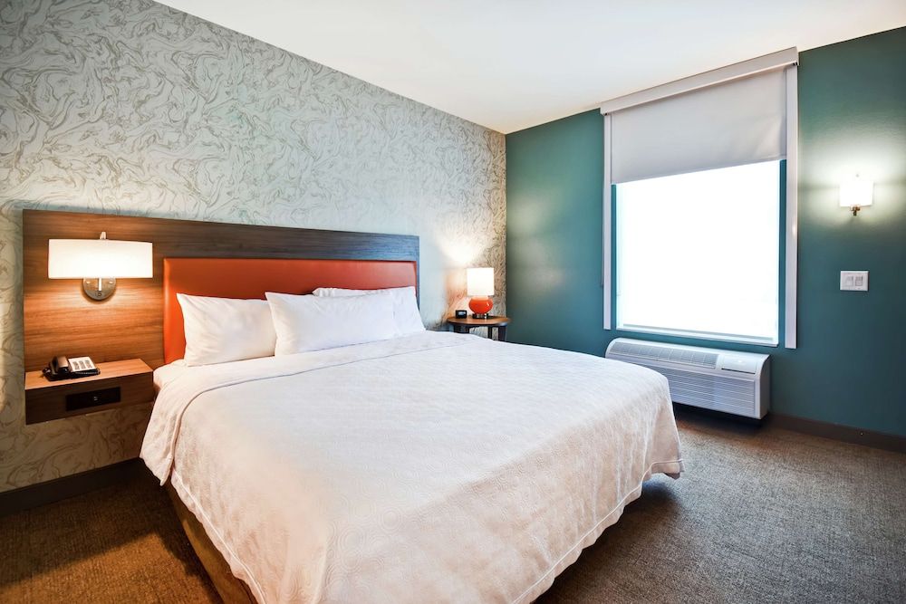 Suite, 1 King Bed, Accessible, Mountain View (Hearing)