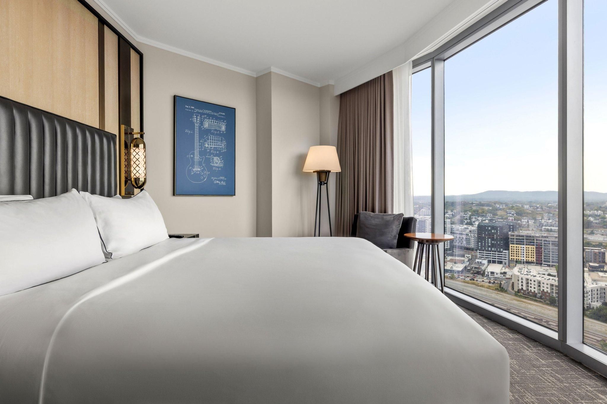 Skyline Corner King, Guest room, 1 King, Corner room, High floor
