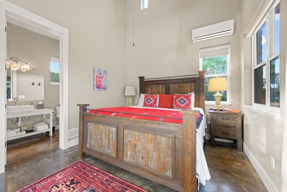 Premium Studio, 1 King Bed, Kitchenette