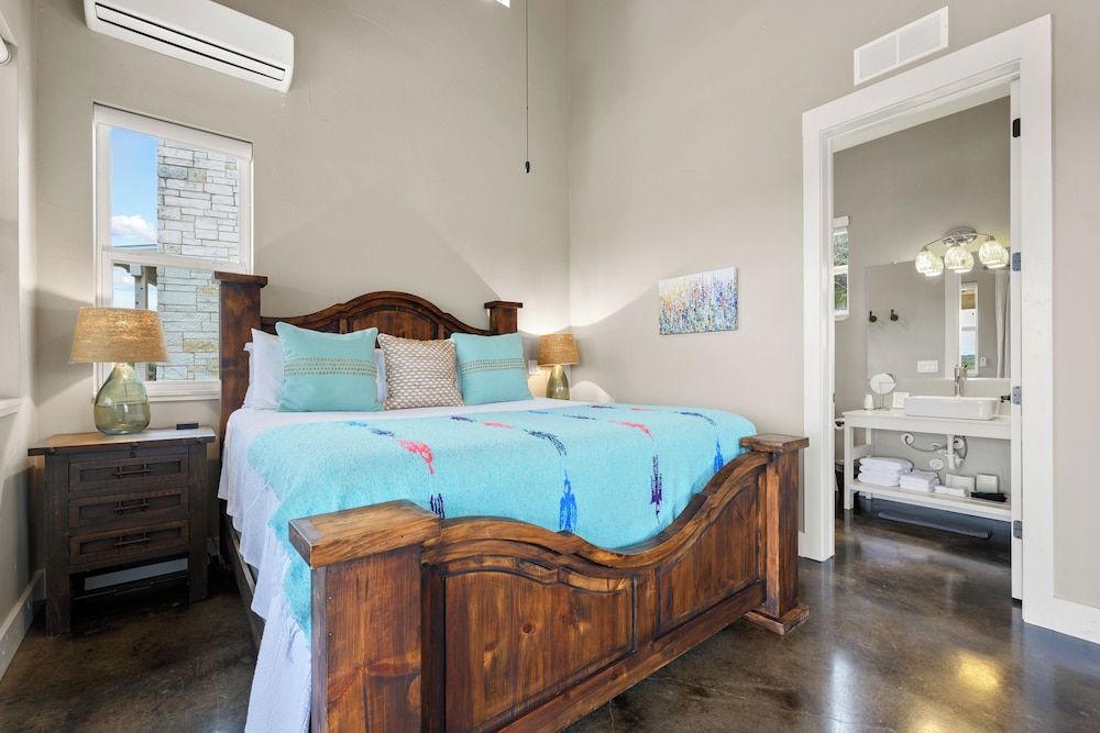 Premium Studio, 1 King Bed, Kitchenette, Valley View