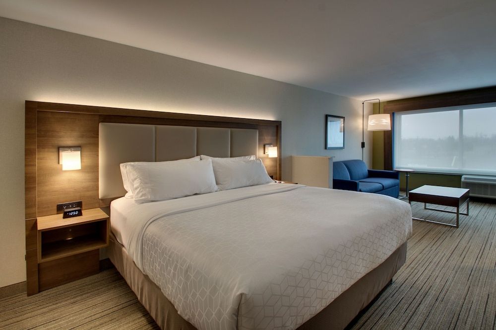 Standard Room, 1 King Bed, Accessible (Roll-In Shower)
