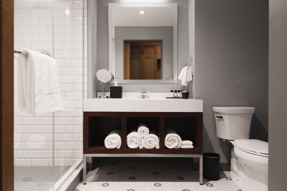 Hotel Zachary Chicago, a Tribute Portfolio Hotel Room, 1 Queen Bed 3