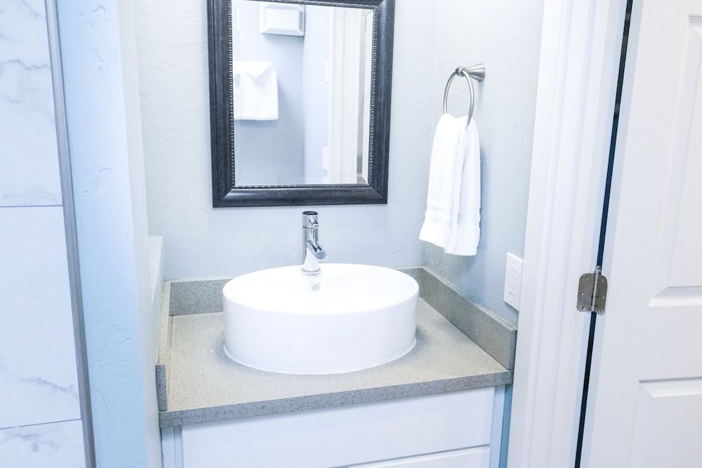 Ocean Echo Inn and Beach Cottages Sand Dollar Room (14), Standard Queen Bed - No Dogs 5