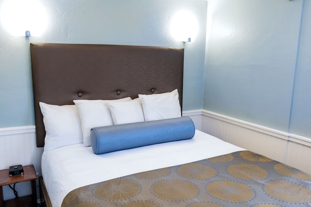 Ocean Echo Inn and Beach Cottages Sand Dollar Room (14), Standard Queen Bed - No Dogs 2