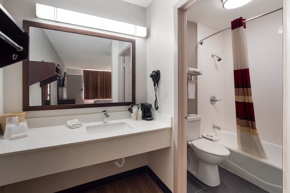 Red Roof Inn Columbia, SC Airport Deluxe Room, 1 King Bed (Smoke Free) 5