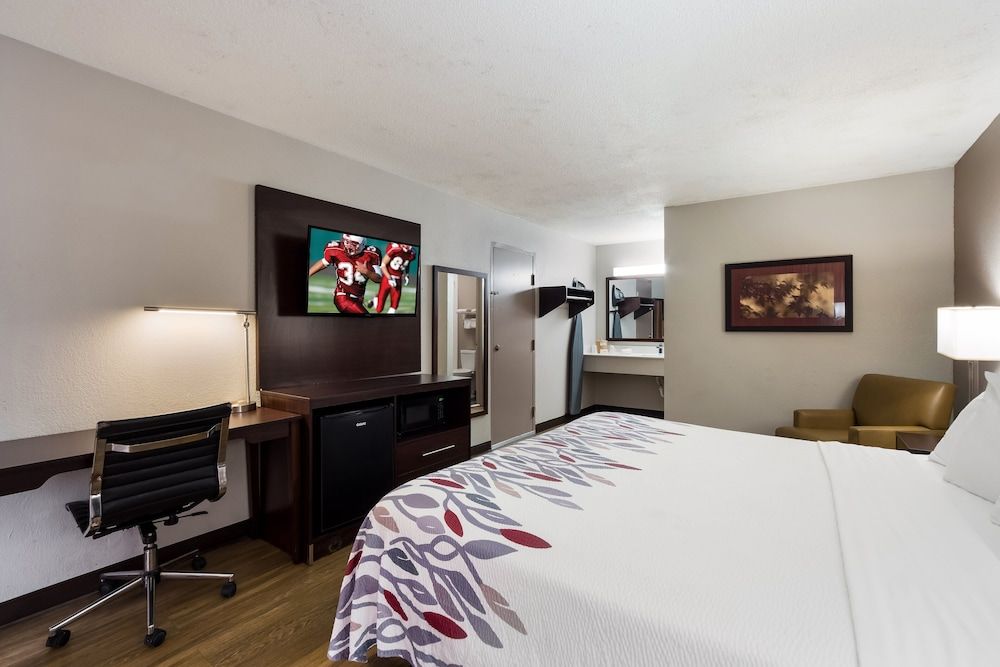 Red Roof Inn Columbia, SC Airport Deluxe Room, 1 King Bed (Smoke Free) 3