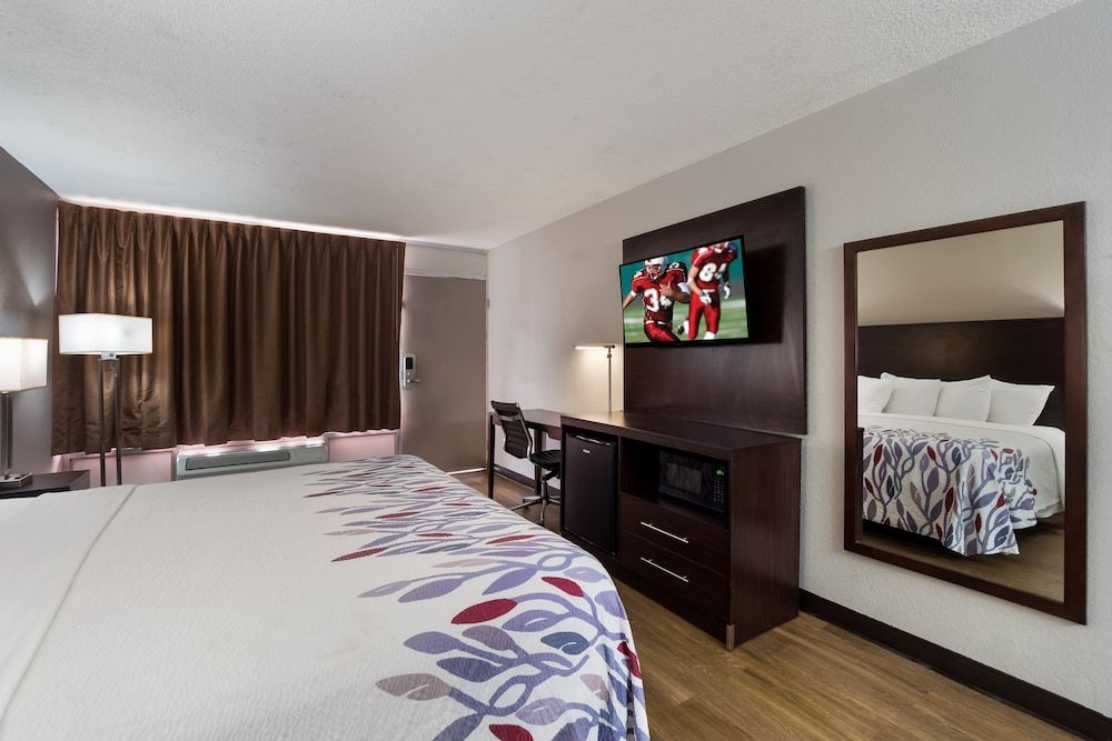 Red Roof Inn Columbia, SC Airport Superior Room, 1 King Bed (Smoke Free) 4