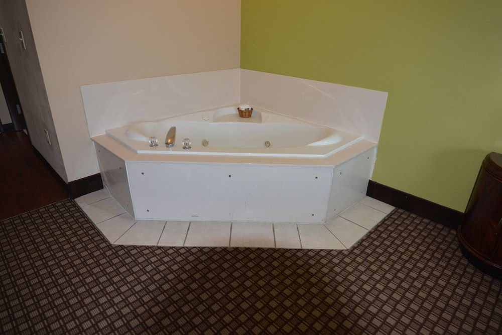 Jameson Inn - Hazlehurst Suite, 1 King Bed, Jetted Tub 7