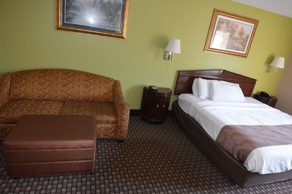 Jameson Inn - Hazlehurst Suite, 1 King Bed, Jetted Tub 2