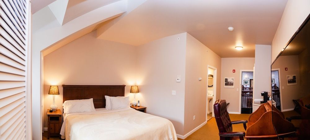 Amsterdam Castle Deluxe Room, 1 King Bed 2