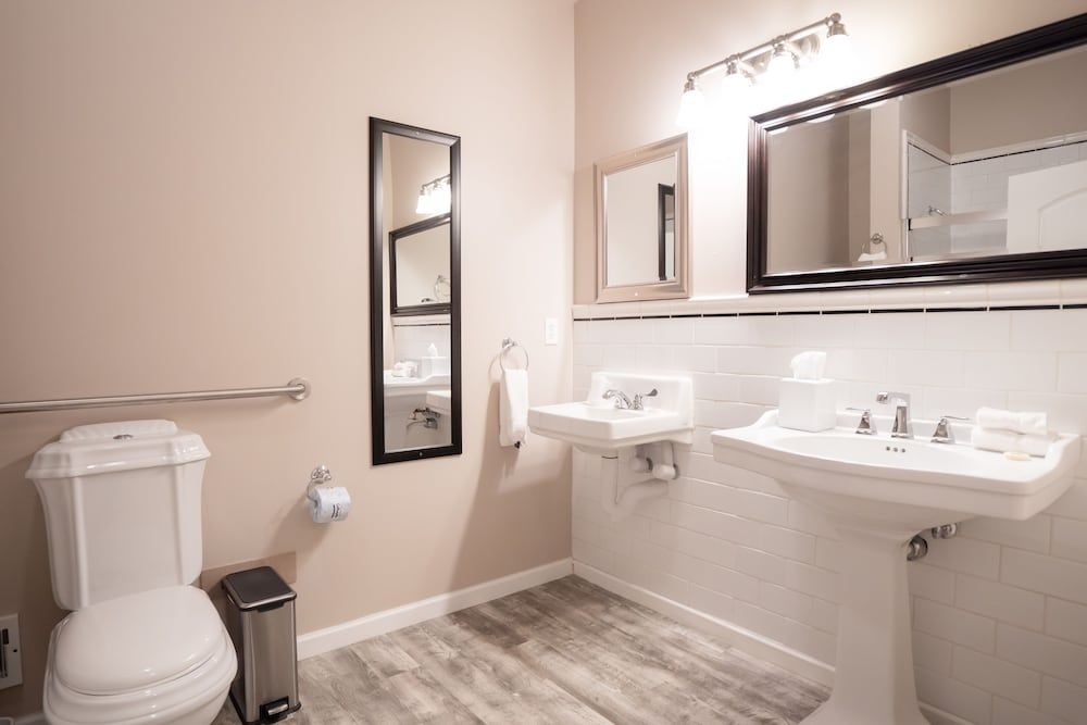 Amsterdam Castle Deluxe King Room - Disability Access 2