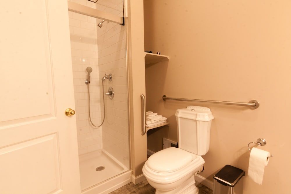 Amsterdam Castle Deluxe King Room - Disability Access 4