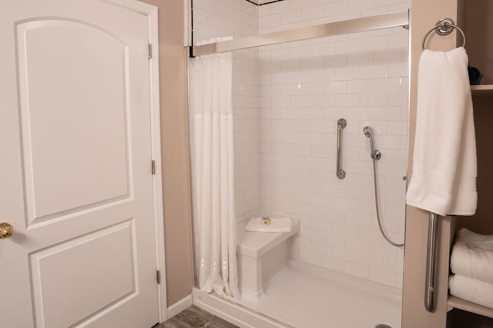 Amsterdam Castle Deluxe King Room - Disability Access 3