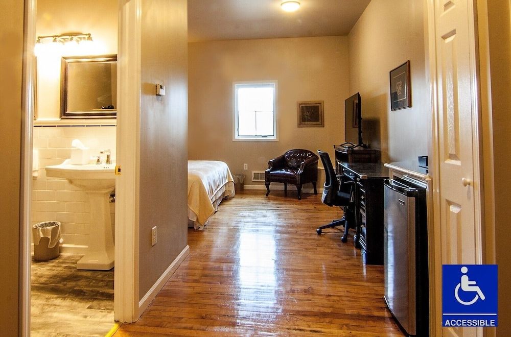 Amsterdam Castle Deluxe King Room - Disability Access 5