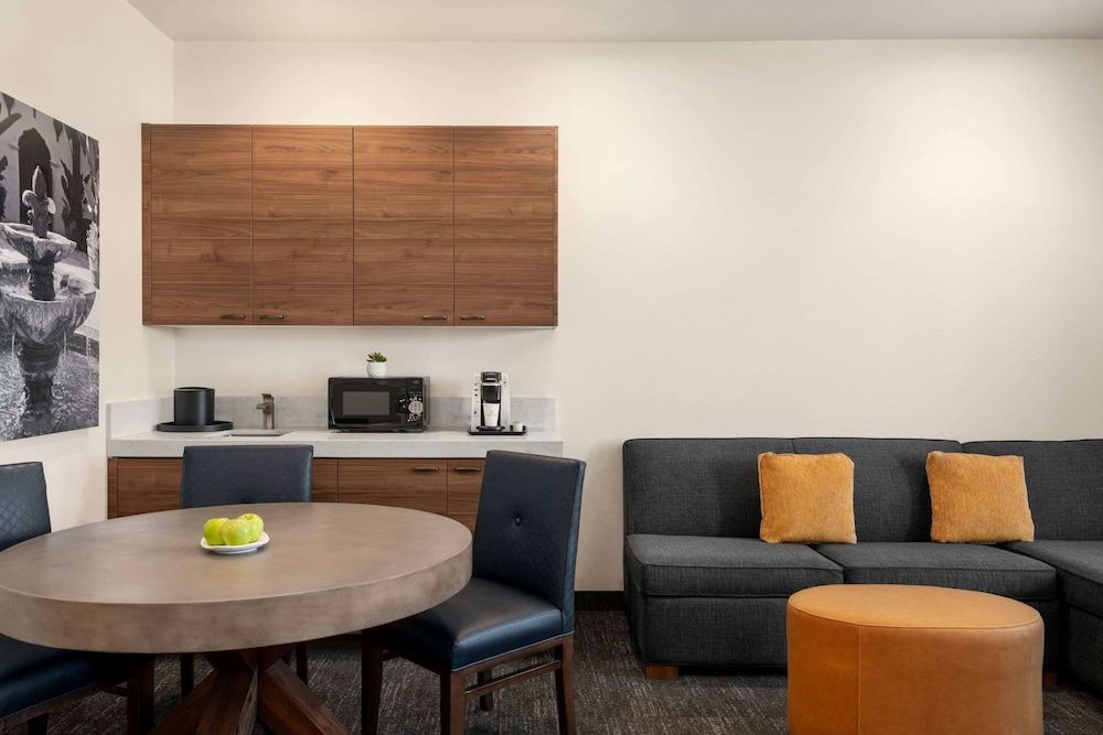 Deluxe Suite, 1 King Bed, Non Smoking (Two-Room Suite)