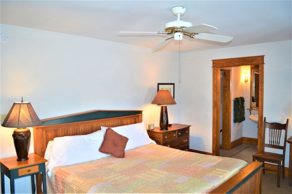 Roanoke Island Inn Premier Single Room, 1 King Bed, Private Bathroom, Harbor View 2