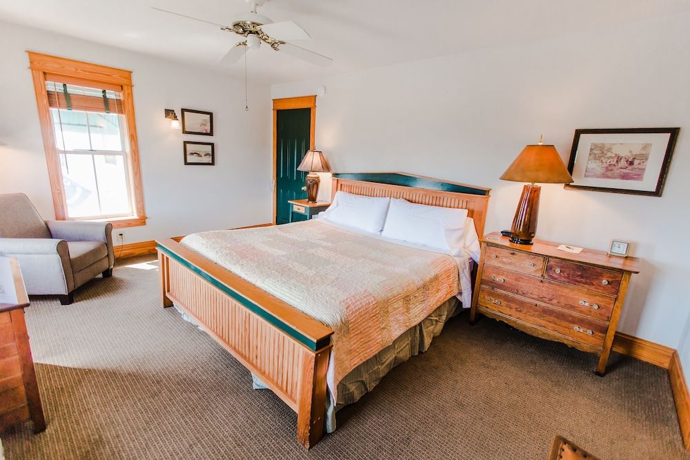 Roanoke Island Inn Premier Single Room, 1 King Bed, Private Bathroom, Harbor View 6