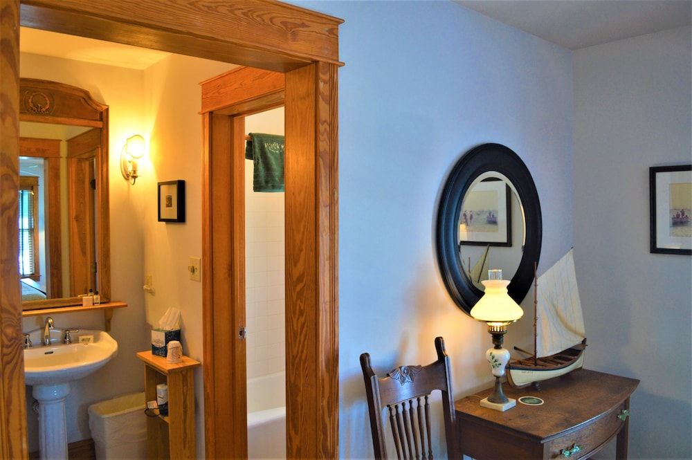 Roanoke Island Inn Premier Single Room, 1 King Bed, Private Bathroom, Harbor View 7